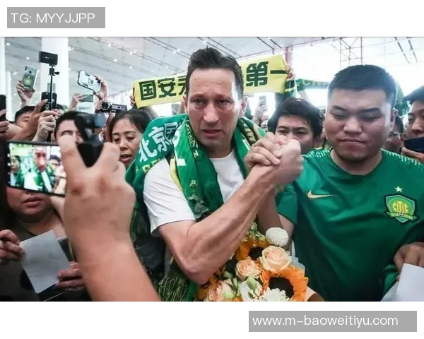 国安球迷齐聚苏州火车站歌声响彻助威气氛热烈